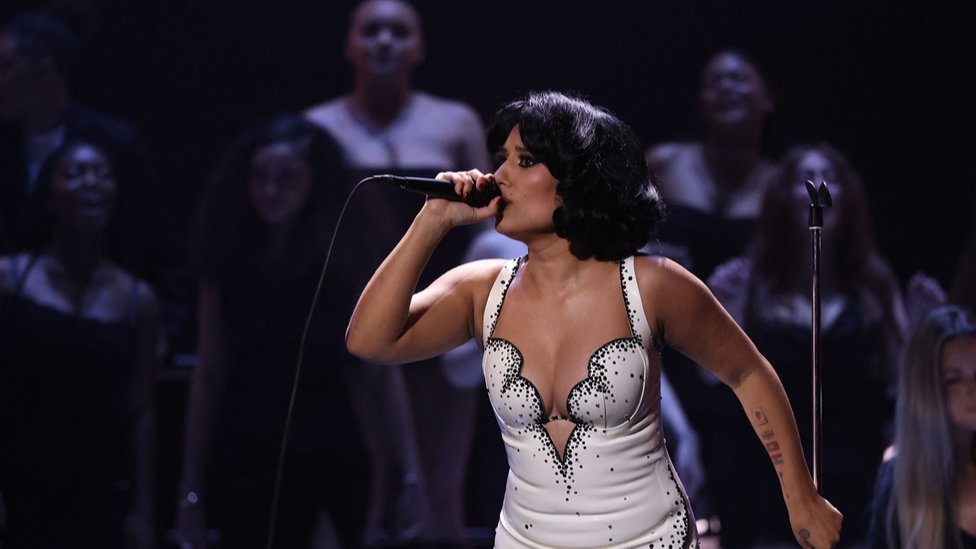 “BRIT AWARDS”-ийн тод өнгө дуучин RAYE